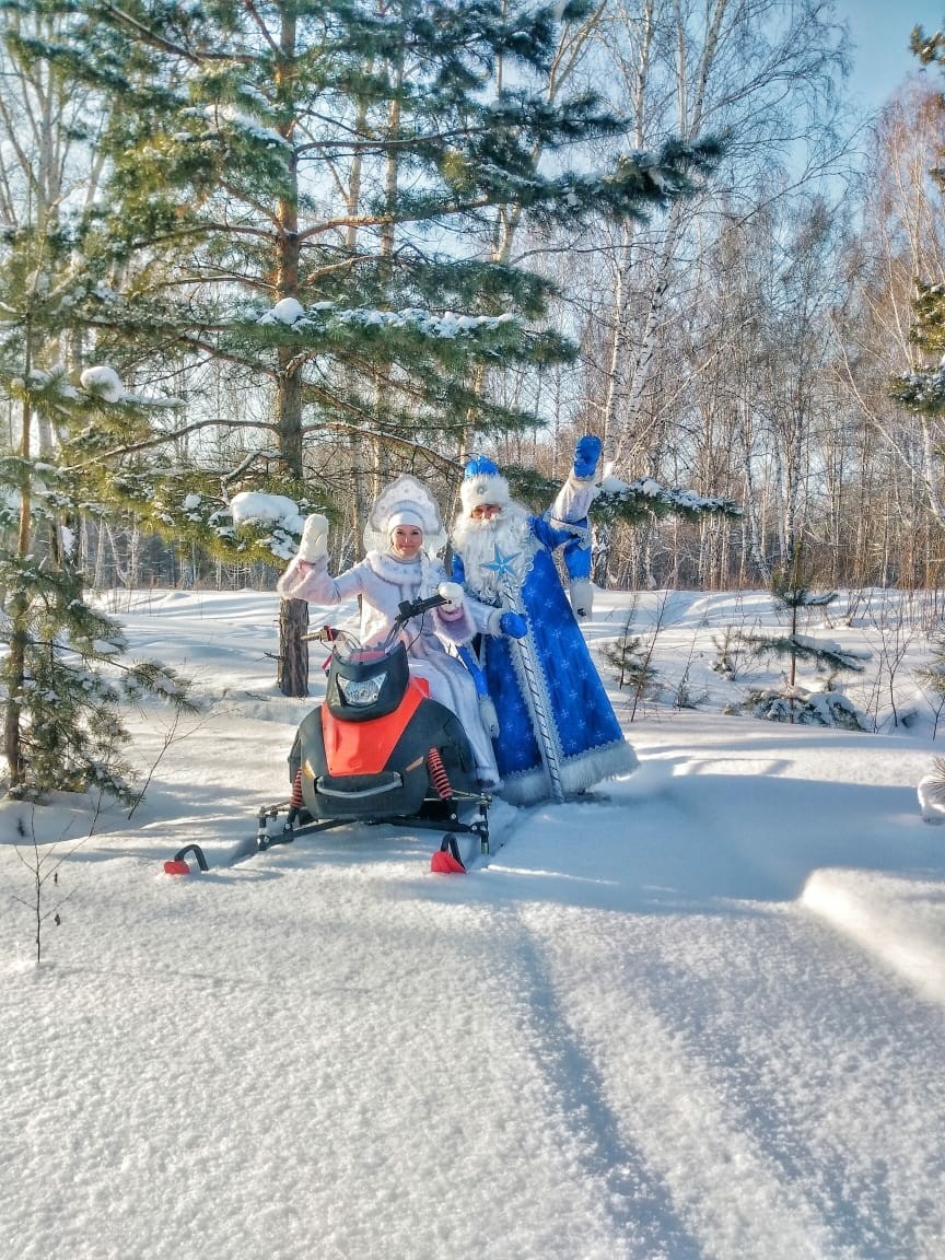 Дед Мороз в лесу на снегоходе