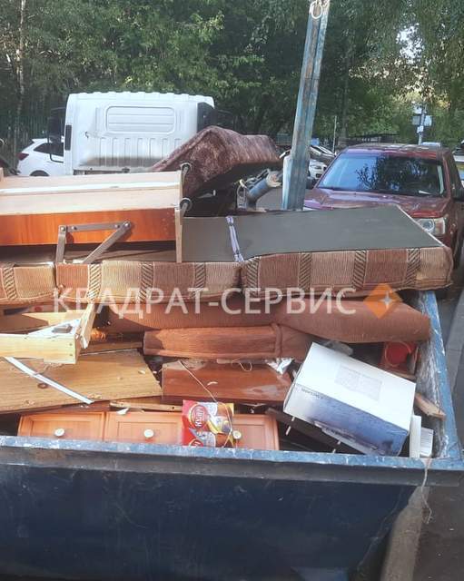 Старая мебель контейнером Старая мебель контейнером объёмом 8 м³