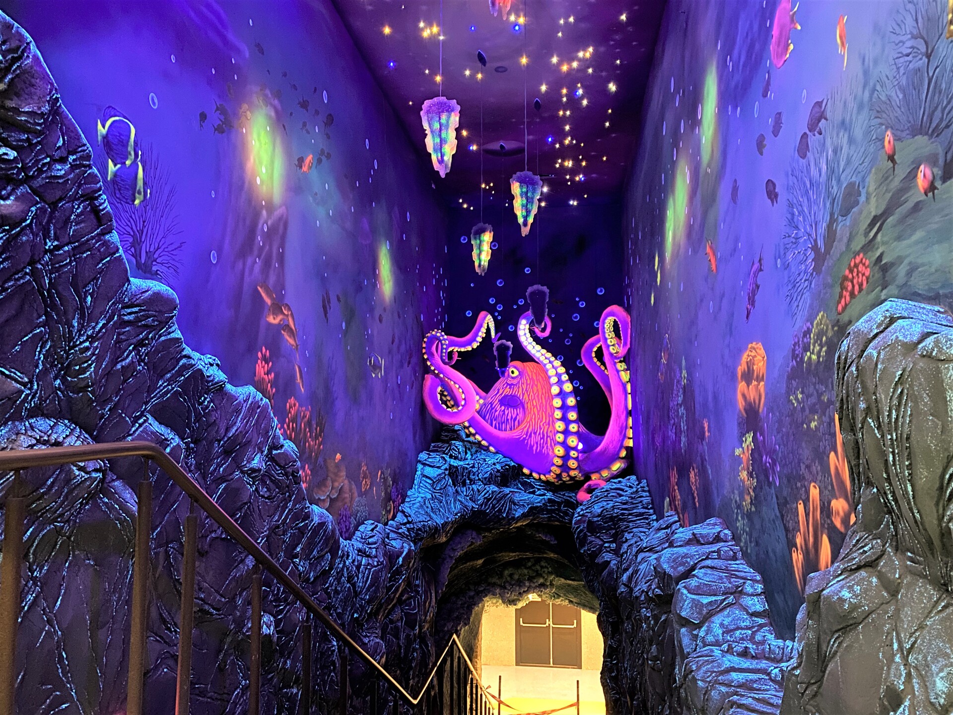 флуоресцентная роспись стен