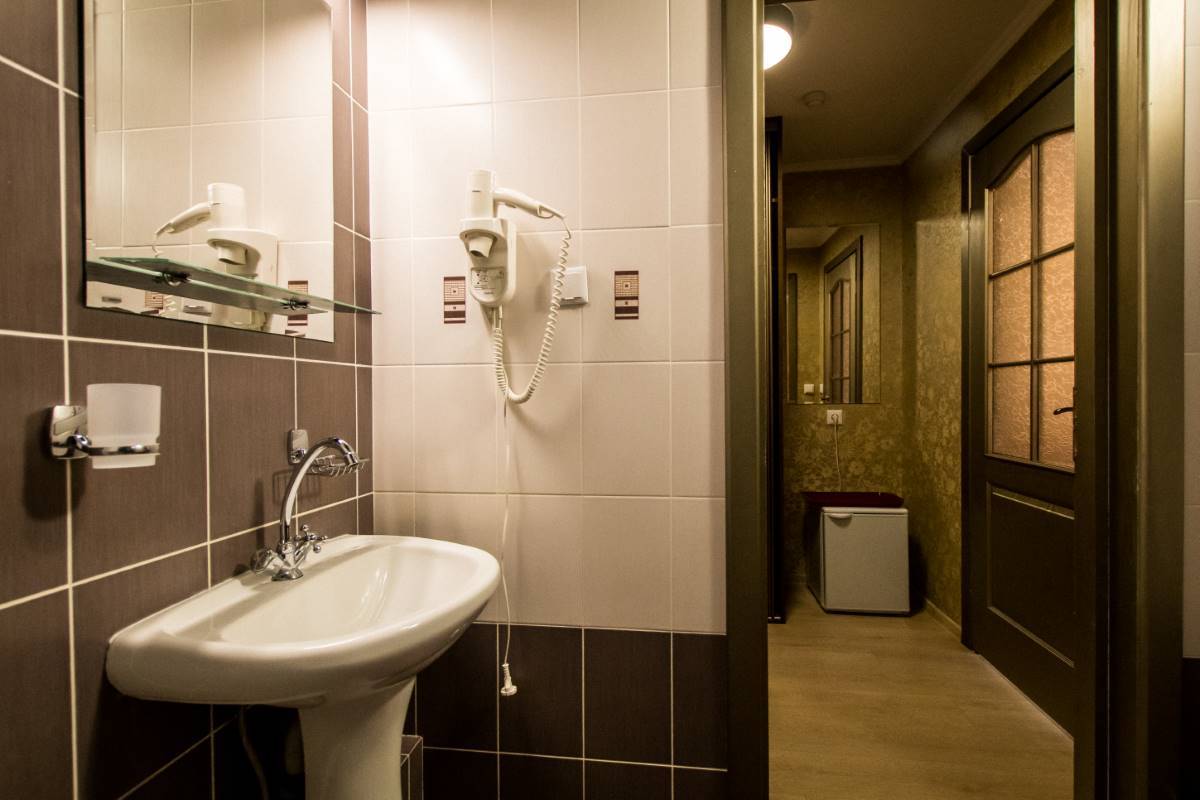 ванная одноместного номера корпуса здоровье санатория жемчужина
