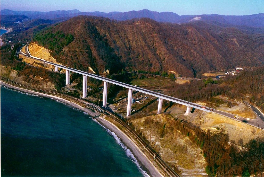 Мост-виадук через реку  Чемитоквадже в городе Сочи