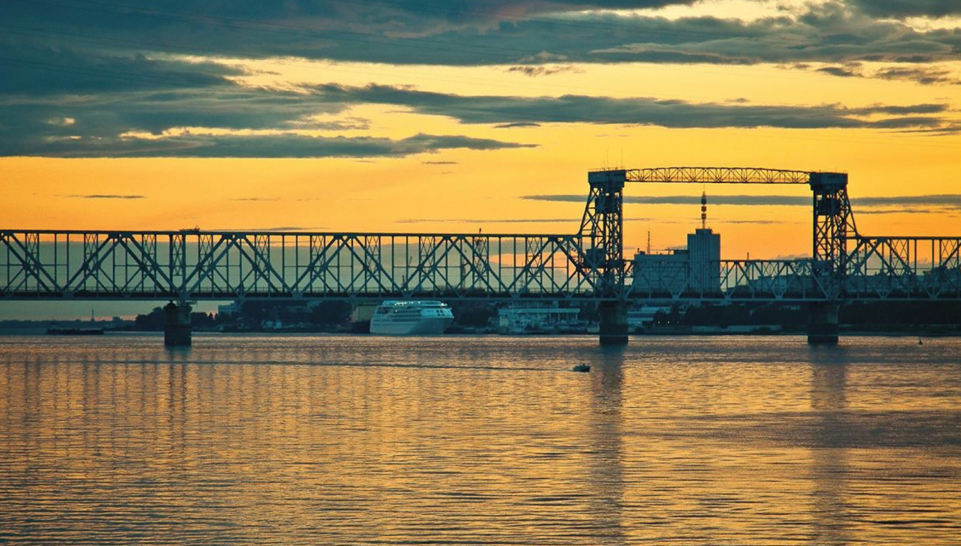 Финляндский железнодорожный мост через реку Нева
