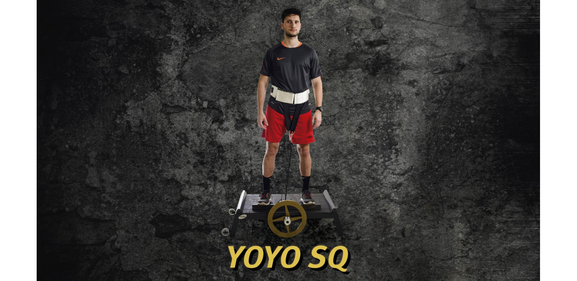 Спортсмен  и инерционный тренажер для приседаний YoYo SQ производства Ivolution
