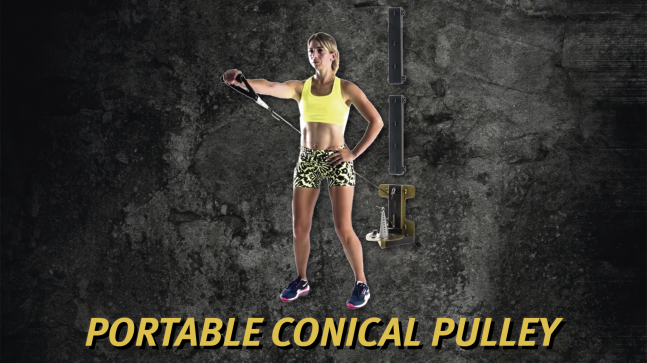 Спoртсменка тренируется с инерционным  тренажером Portable Conical Pulley Ivolution. Тренировка взрывной силы и предупреждения травм в спорте. Компактный размер. Для всех групп мышц.