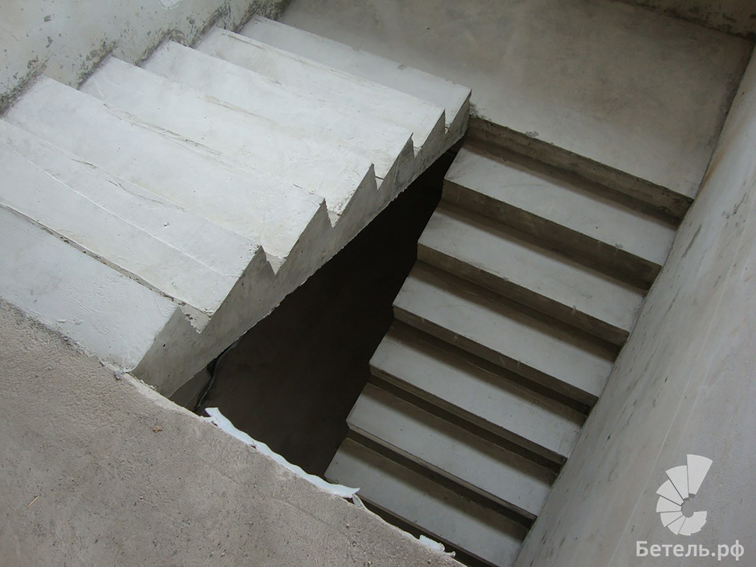 Ж б лестницы. Монолитные жб ступени. Монолитная железобетонная межэтажная лестница. Лестницы бетонные монолитные. Монолитная лестничная площадка.