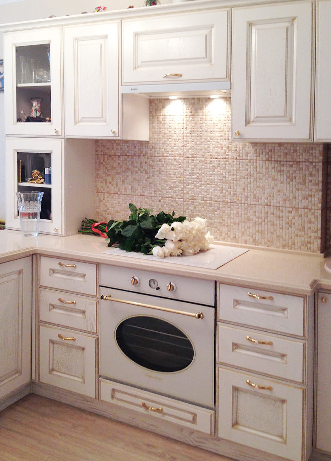 Розы на кухня белой с классическими фасадами