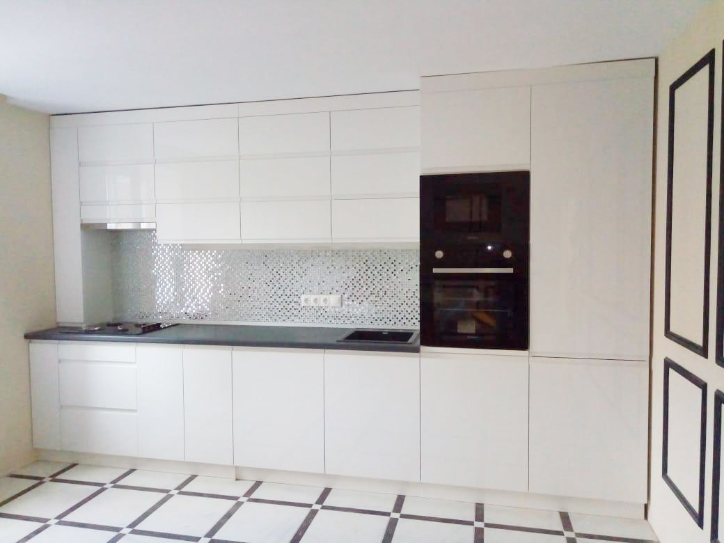 Белый кухонный гарнитур с глянцевыми фасадами