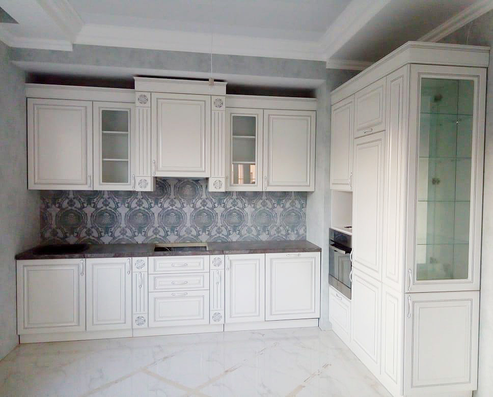 Белая кухня в классическом стиле с фартуком из керамогранита