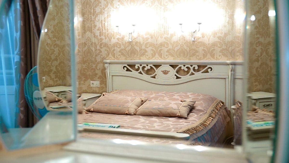 кровать в люксе в санатории приморский