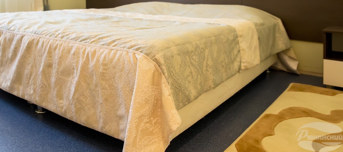 кровать в люксе в санатории приморский