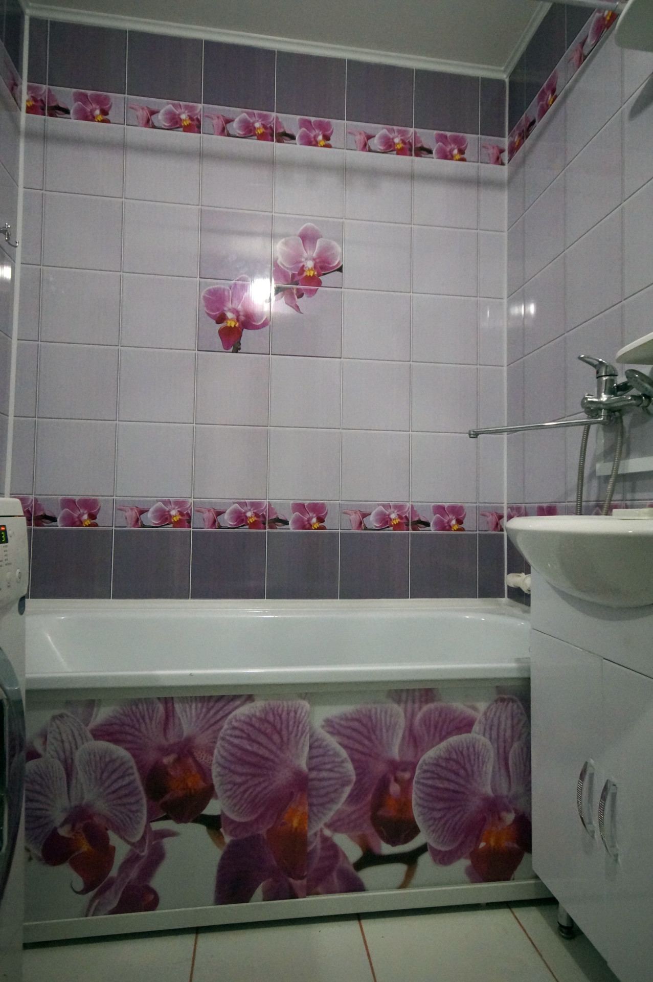 Панели с орхидеями в ванной