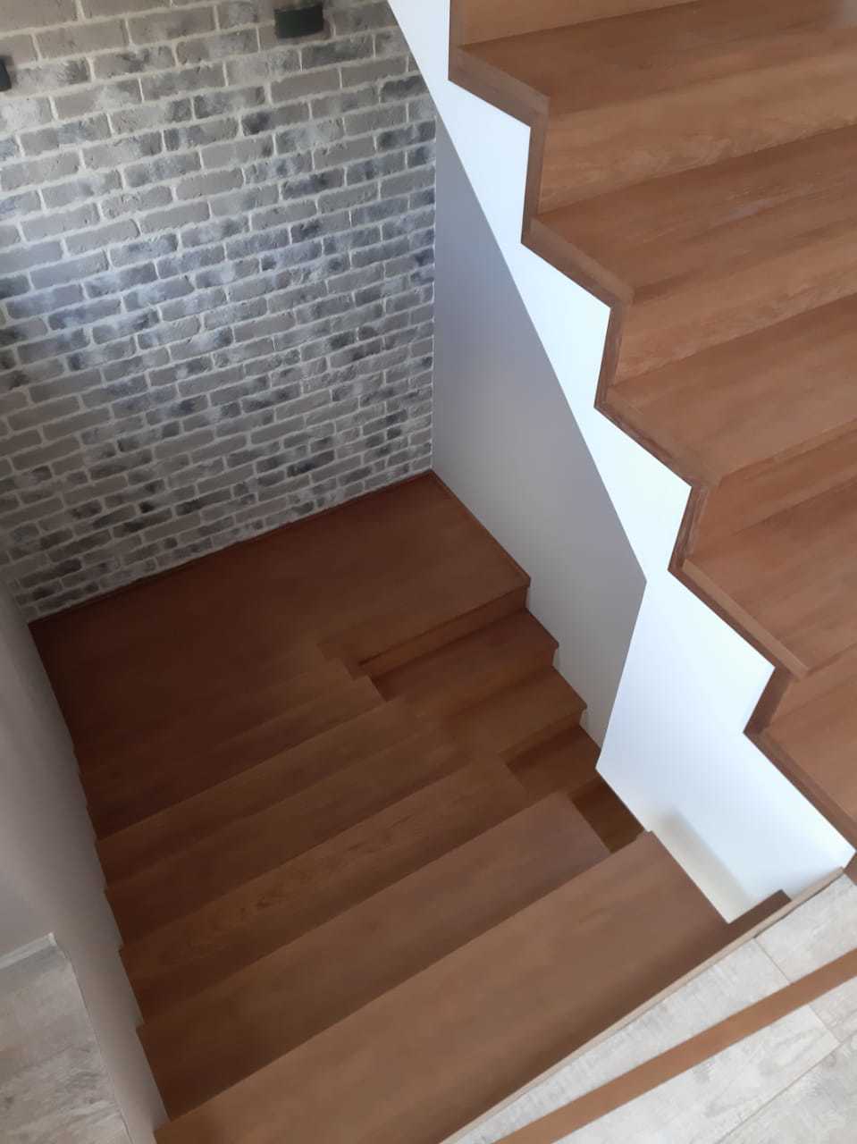 Варианты отделки лестницы в частном доме (132 фото)