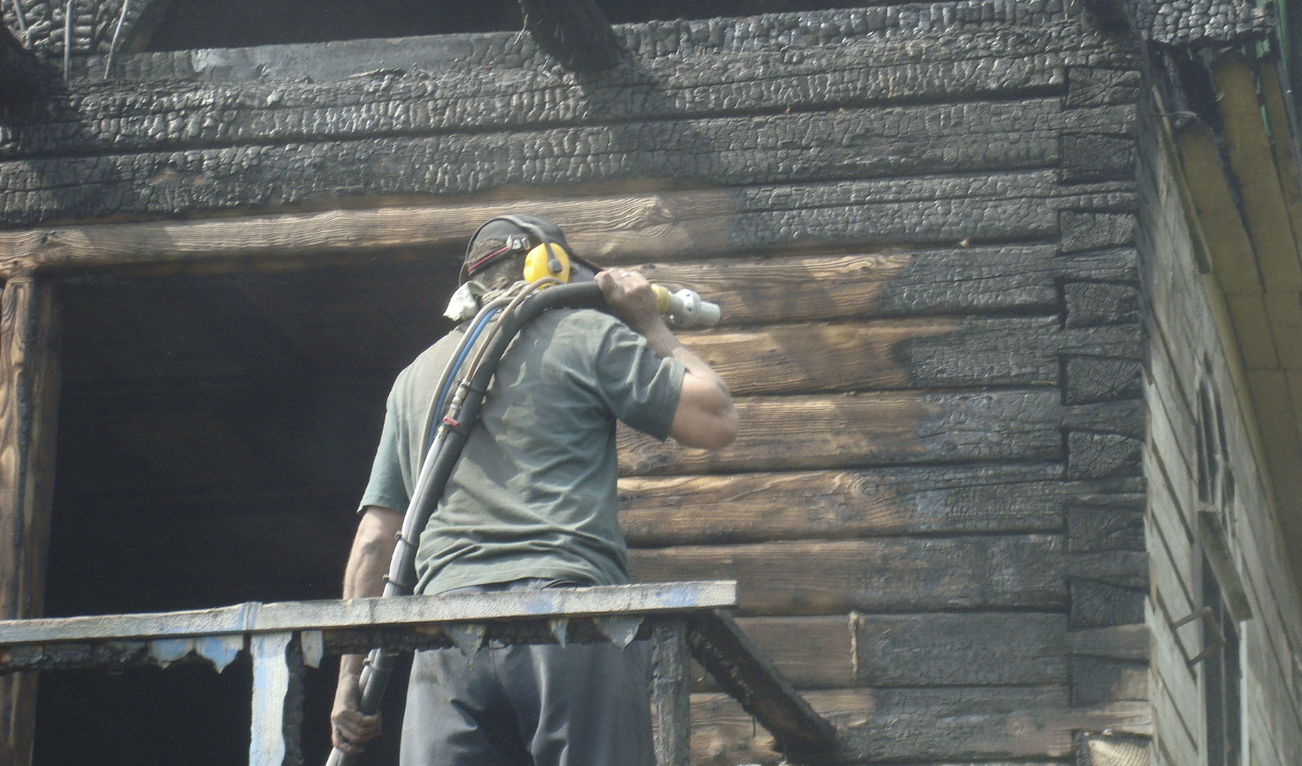 пескоструйная обработка деревянного дома после пожара http://пескоструй777.рф/