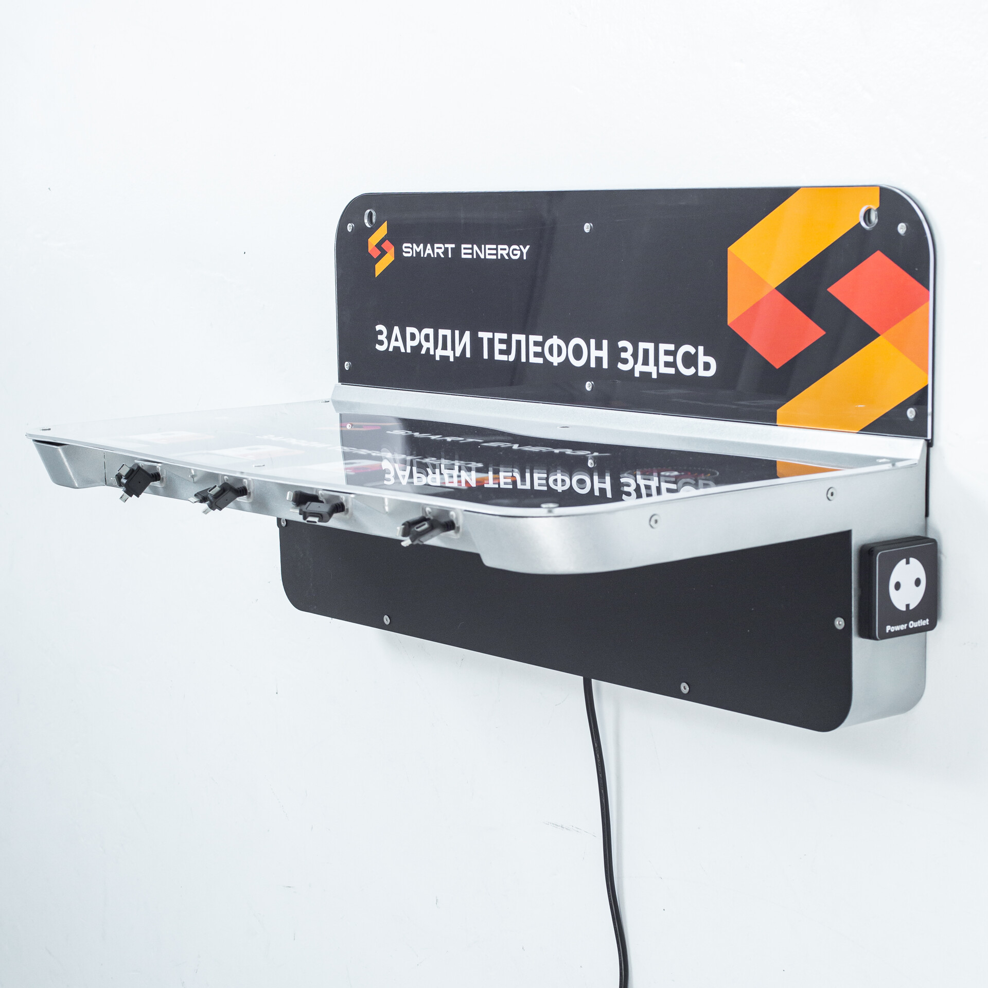 Настенная зарядная станция на 12 устройств с розетками, беспроводной зарядкой, выдвижными кабелями