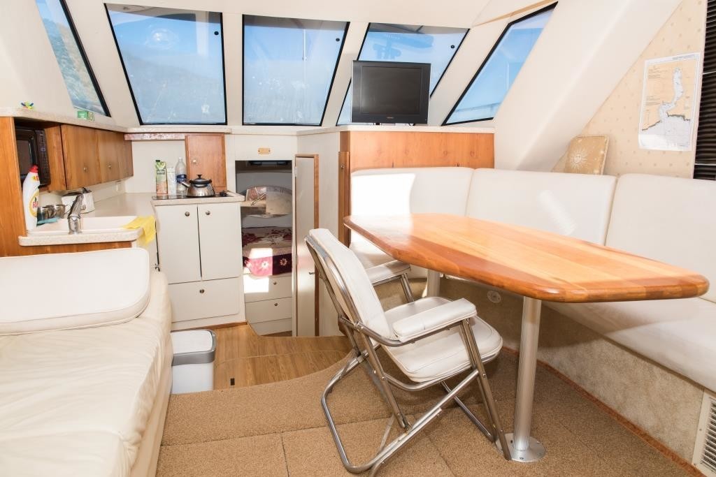 Кухонная зона и каюта на сиденья на яхте Sunrise