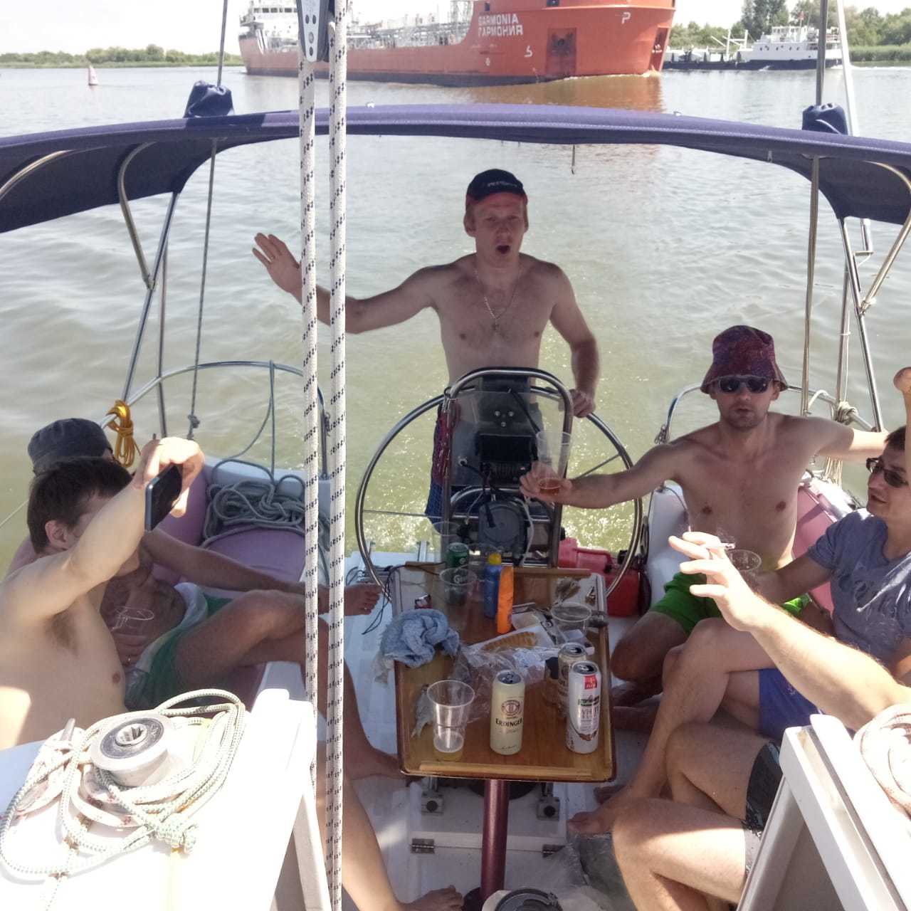 Аренда яхт и катеров в Сочи БАВАРИЯ-42