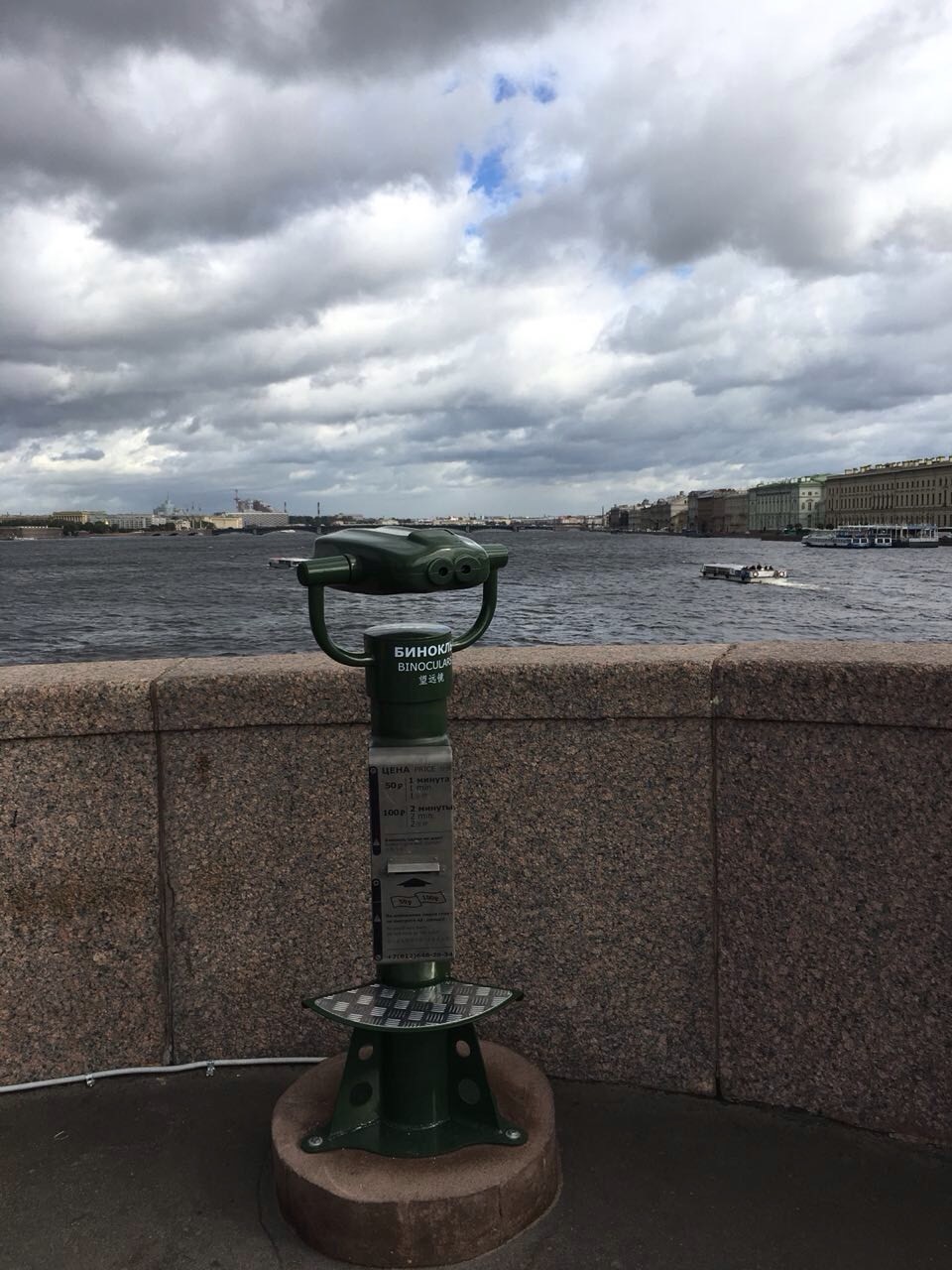 Бинокль на дворцовом мосту в Санкт-петербурге